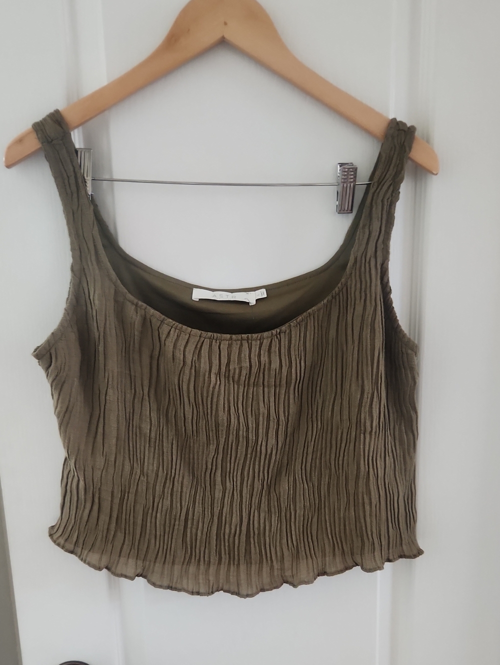 Astr Olive Green Crinkled Scoop Neck Crop Tank, Size Large